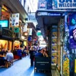 Melbourne street, cafes and graffiti, source: PabouV / Shutterstock.com