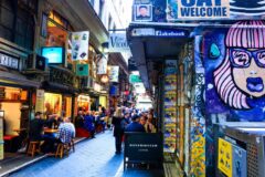 Melbourne street, cafes and graffiti, source: PabouV / Shutterstock.com