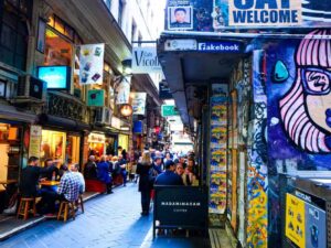 Melbourne street, cafes and graffiti, source: PabouV / Shutterstock.com