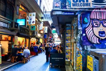 Melbourne street, cafes and graffiti, source: PabouV / Shutterstock.com