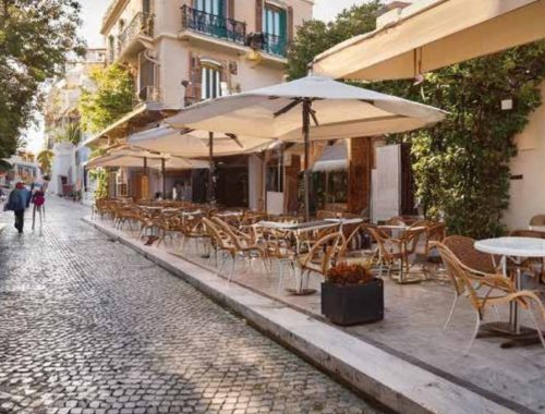 Μικρό καφέ σε πεζόδρομο