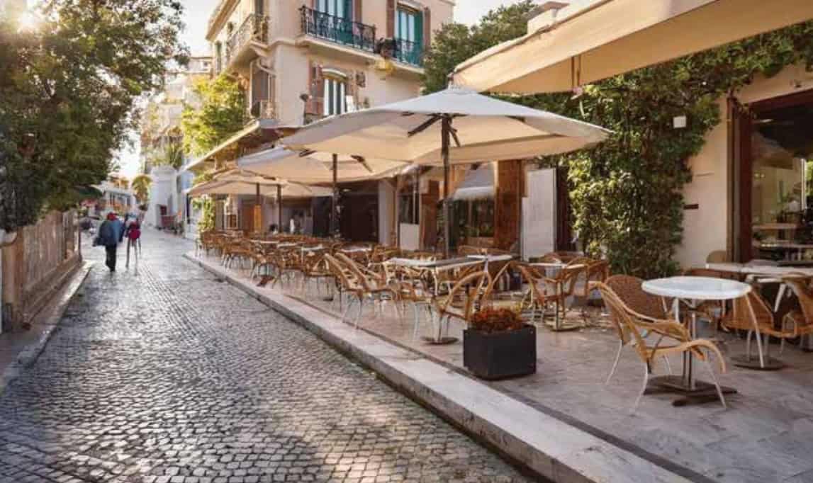 Μικρό καφέ σε πεζόδρομο